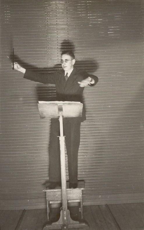 1937 - Dirigent Jo van Leeuwen
