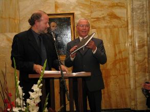 Voorzitter Tom de Beer en Henk Henzen bij overhandiging boek “Leids Lef”