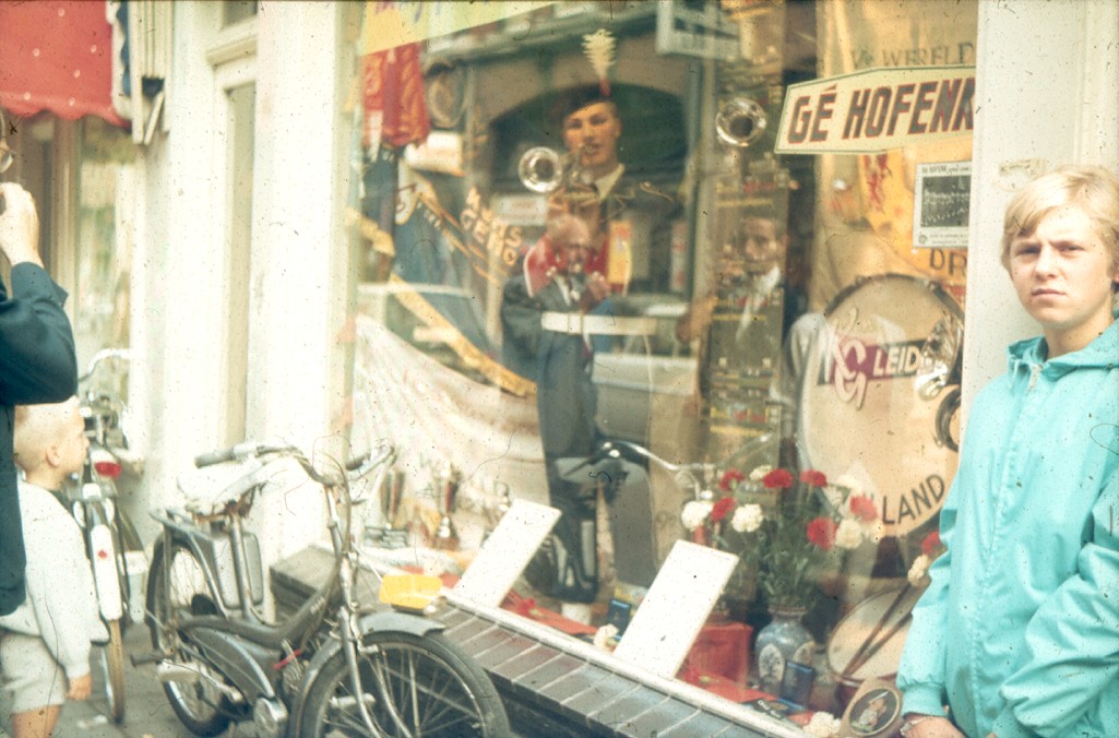 De eerste LP van K&G is te koop bij platenzaak Gé Hofenk in Leiden